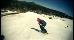 Saut impressionnant en snowboard