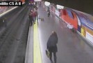 Une femme tombe sur les rails d’un metro